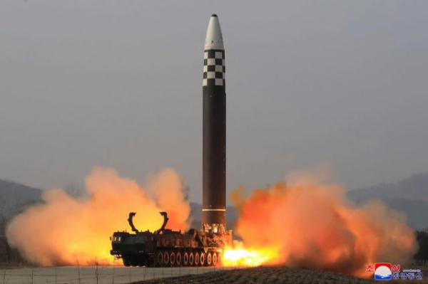 Hàn Quốc: Triều Tiên phóng tên lửa đạn đạo giữa lúc tàu sân bay Mỹ xuất hiện -0