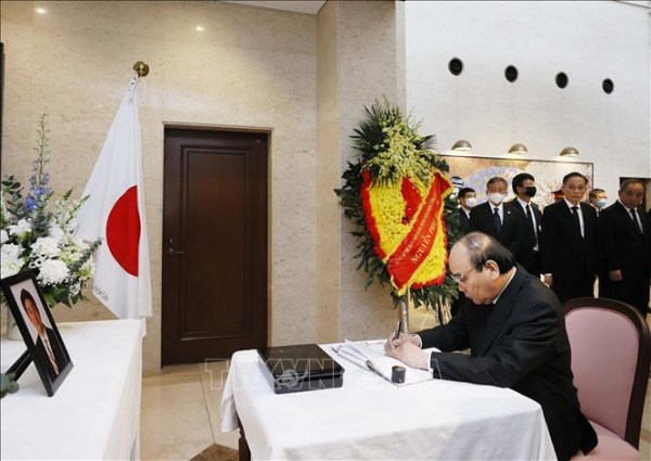 Chủ tịch nước lên đường đến Nhật Bản dự Lễ Quốc tang cố Thủ tướng Abe Shinzo -0
