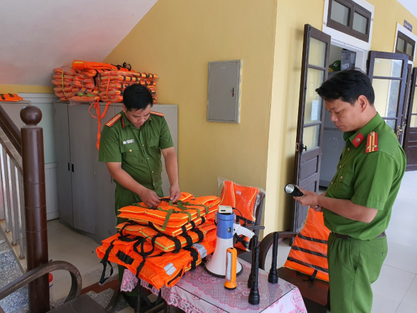 Công an tỉnh Thừa Thiên-Huế “3 sẵn sàng”, “4 tại chỗ” giúp dân ứng phó bão số 4 -0