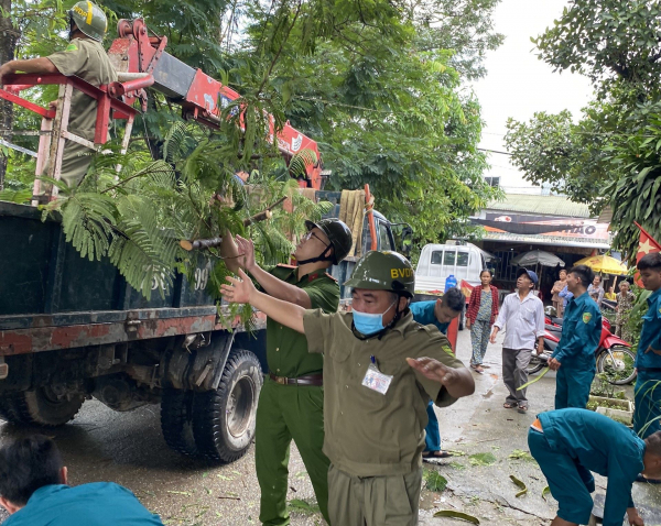 Công an tỉnh Thừa Thiên-Huế “3 sẵn sàng”, “4 tại chỗ” giúp dân ứng phó bão số 4 -0