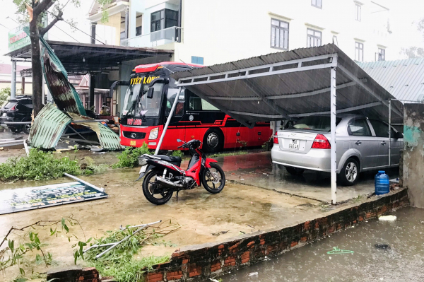 4 người dân bị thương, thị trấn biển Cửa Việt, Quảng Trị tan hoang do siêu bão số 4 -0