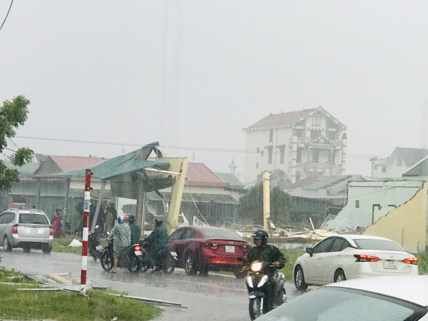 4 người dân bị thương, thị trấn biển Cửa Việt, Quảng Trị tan hoang do siêu bão số 4 -1
