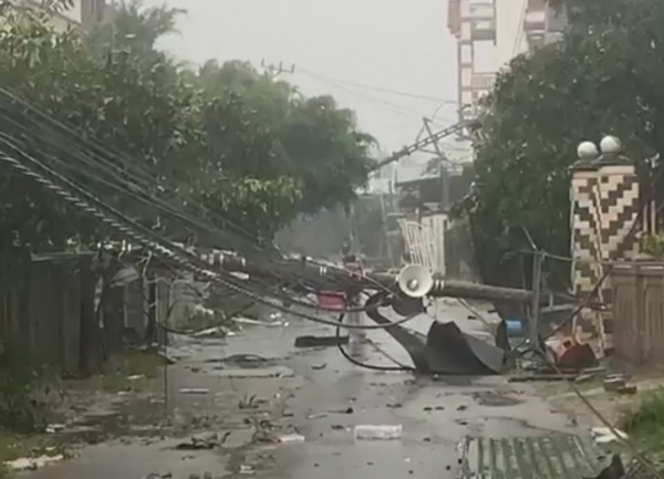 4 người dân bị thương, thị trấn biển Cửa Việt, Quảng Trị tan hoang do siêu bão số 4 -1