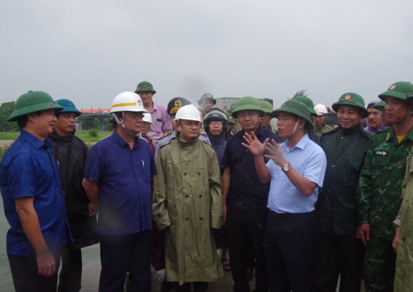 Bộ trưởng Lê Minh Hoan kiểm tra công tác ứng phó bão số 4 tại Thừa Thiên-Huế -0