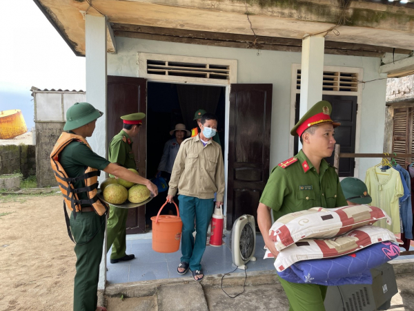 Bộ trưởng Lê Minh Hoan kiểm tra công tác ứng phó bão số 4 tại Thừa Thiên-Huế -0