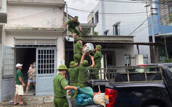 Bão sắp đổ bộ, miền Trung mưa to gió lớn -0