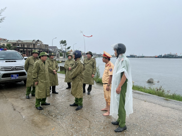 Công an đưa nhiều người tàn tật đi tránh bão, cấm đường lên các thủy điện -0