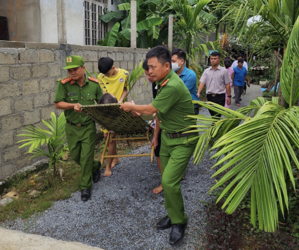 Công an đưa nhiều người tàn tật đi tránh bão, cấm đường lên các thủy điện -0