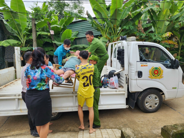 Công an đưa nhiều người tàn tật đi tránh bão, cấm đường lên các thủy điện -0