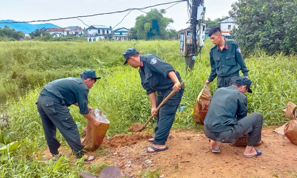 Cảnh sát cơ động Trung Bộ tham gia giúp người dân ứng phó bão số 4 -0