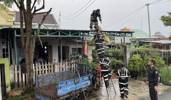 Cảnh sát cơ động Trung Bộ tham gia giúp người dân ứng phó bão số 4 -0