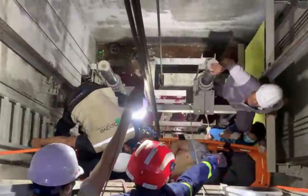 Đà Nẵng: Nam công nhân bị rơi xuống hầm sâu 7m khi đang chèng chống công trình trước giờ bão số 4 đổ bộ -2