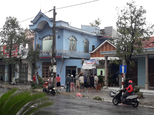 Bão số 4 thổi tốc mái hàng trăm nhà dân ở Huế, 5 người bị thương -0