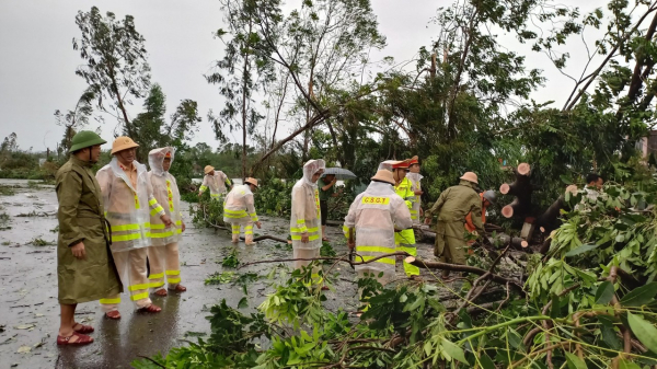 Lực lượng Công an khẩn trương tham gia khắc phục hậu quả của bão số 4 -0