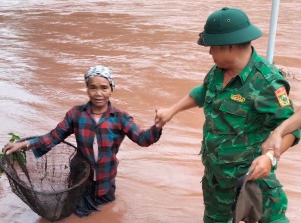 Mưa lớn nước lũ đổ về chia cắt cục bộ một số nơi phía tây Quảng Bình  -0