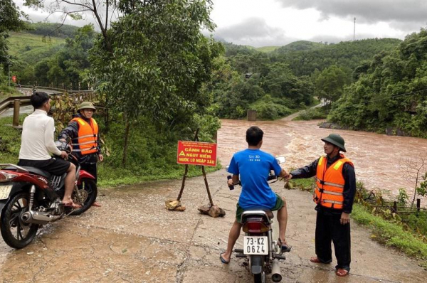 Mưa lớn nước lũ đổ về chia cắt cục bộ một số nơi phía tây Quảng Bình  -0