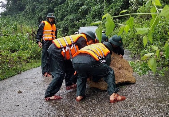 Mưa lớn nước lũ đổ về chia cắt cục bộ một số nơi phía tây Quảng Bình  -0