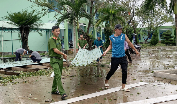 Bám địa bàn, giúp người dân sớm ổn định cuộc sống sau bão số 4 -0