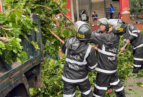 Cảnh sát cơ động Trung Bộ ra quân giúp khắc phục hậu quả bão số 4 -0