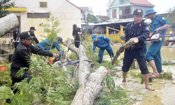 Cảnh sát cơ động Trung Bộ ra quân giúp khắc phục hậu quả bão số 4 -0