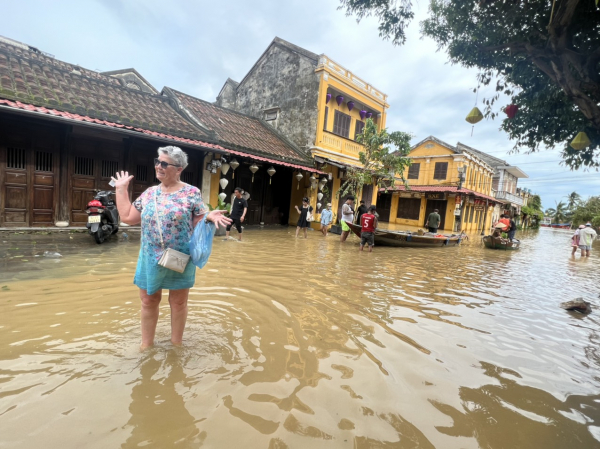 Hội An: Nhiều tuyến phố bị ngập sâu do ảnh hưởng hoàn lưu bão số 4, khách Tây háo hức “lội lụt” -0