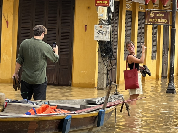 Hội An: Nhiều tuyến phố bị ngập sâu do ảnh hưởng hoàn lưu bão số 4, khách Tây háo hức “lội lụt” -1
