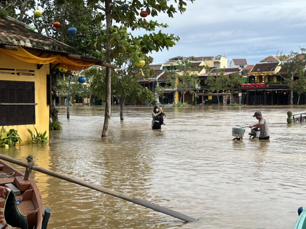 Hội An: Nhiều tuyến phố bị ngập sâu do ảnh hưởng hoàn lưu bão số 4, khách Tây háo hức “lội lụt” -3