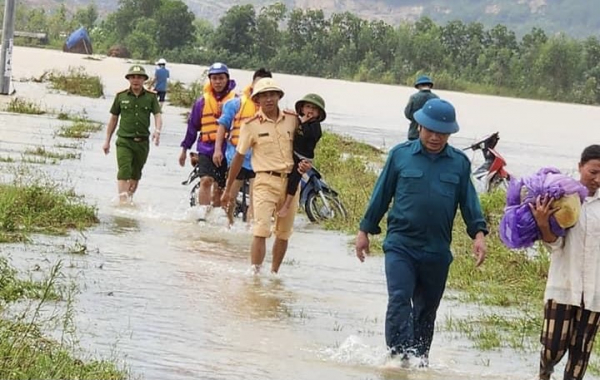 Công an Nghệ An căng mình hỗ trợ người dân vượt qua lũ lụt -0
