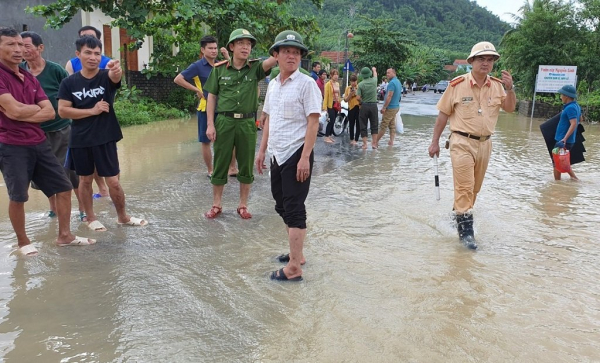 lãnh đạo công an huyện quỳnh lưu trực tiếp xuống địa bàn các xã để chỉ đạo công tác phòng, chống mưa bão.jpg -0
