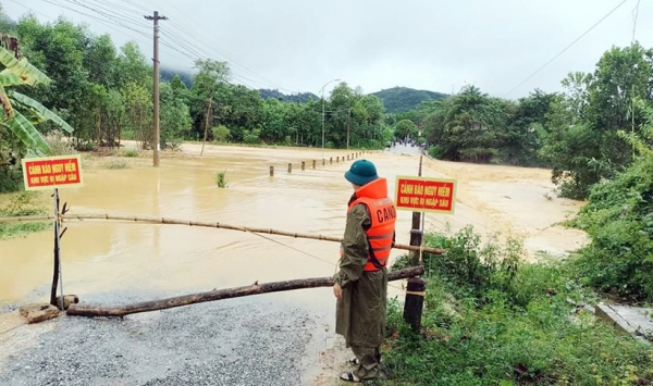 Công an tỉnh Nghệ An giúp dân khắc phục hậu quả mưa bão -0
