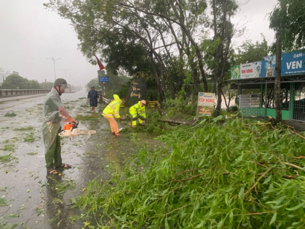 Police in Central region support local people in overcoming aftermath of storm -0