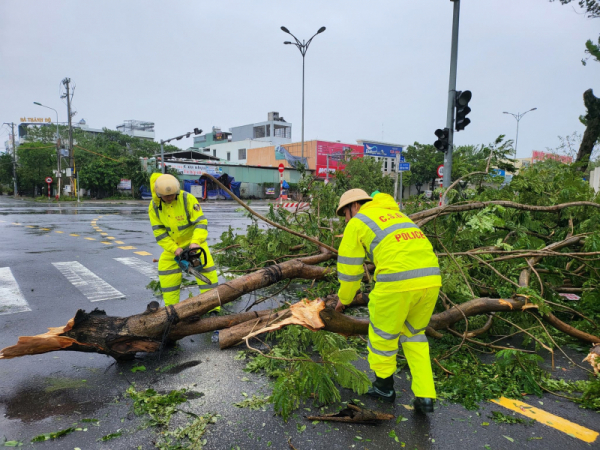 Police in Central region support local people in overcoming aftermath of storm -1