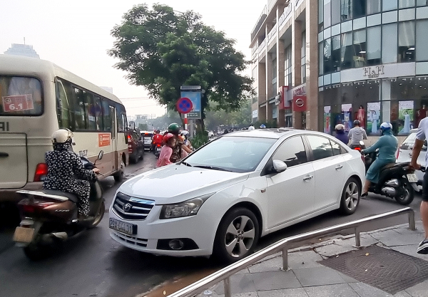 “Điểm mặt” nguyên nhân gây ùn tắc nút giao thông chân cầu vượt Lê Văn Lương- Láng Hạ -0