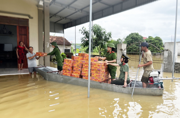 Kịp thời hỗ trợ người dân khó khăn trong lũ lụt -0