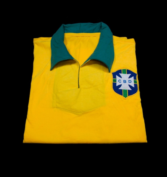 Cổ động viên Brazil quay lưng với sắc áo vàng -0