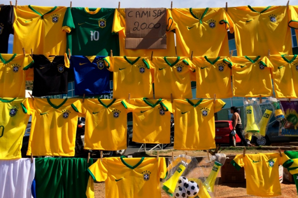 Cổ động viên Brazil quay lưng với sắc áo vàng -0