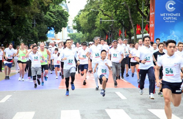 Over 1,500 join Ha Noi Moi Newspaper Run for Peace -0