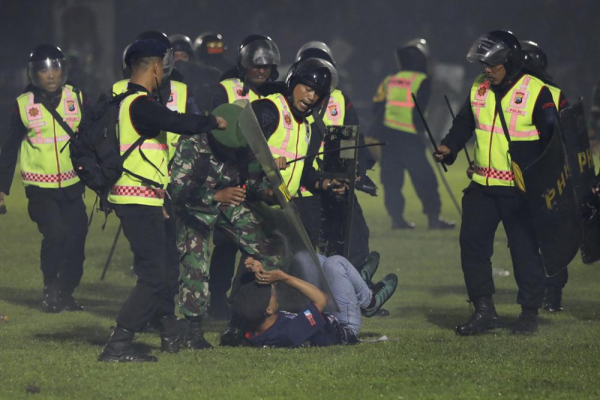 Vụ giẫm đạp tại Indonesia là thảm họa tồi tệ nhất lịch sử bóng đá  - 0