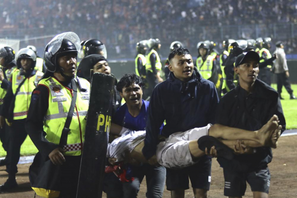 Vụ giẫm đạp tại Indonesia là thảm họa tồi tệ nhất lịch sử bóng đá  - 3