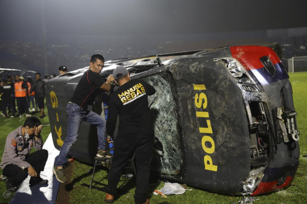 Vụ giẫm đạp tại Indonesia là thảm họa tồi tệ nhất lịch sử bóng đá  - 4