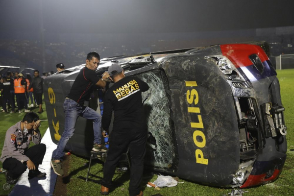 Bạo loạn sau trận bóng ở Indonesia, 127 người chết -0