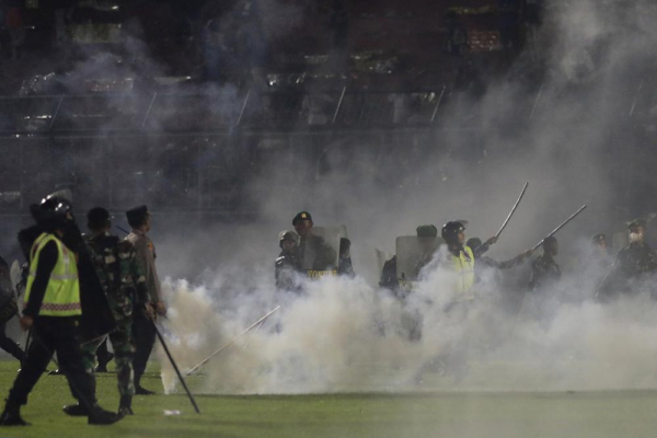 Bạo loạn sau trận bóng ở Indonesia, 127 người chết -0