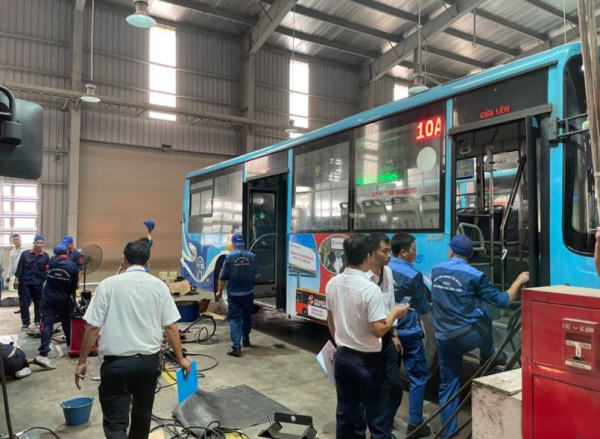 Tưng bừng Hội thi “Sửa chữa bảo dưỡng xe buýt 2022” -0