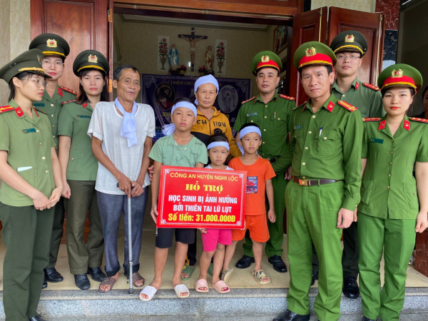 Công an huyện Nghi Lộc trao 31 triệu đồng hỗ trợ 3 cháu nhỏ có bố mẹ bị lũ cuốn trôi -0