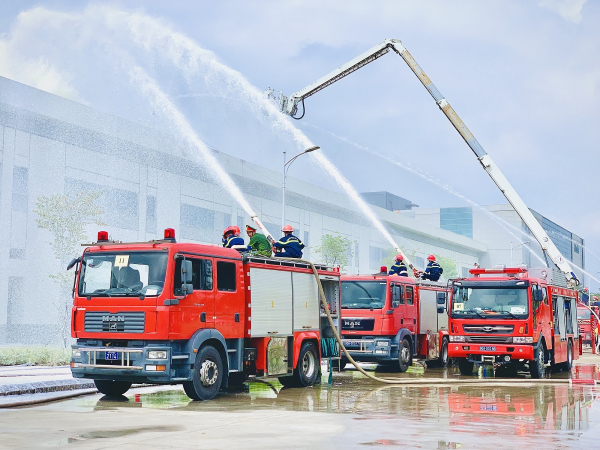 Huy động hơn 500 người và hàng chục phương tiện tham gia diễn tập chữa cháy khu công nghiệp -0