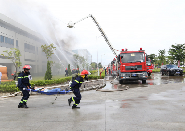 Huy động hơn 500 người và hàng chục phương tiện tham gia diễn tập chữa cháy khu công nghiệp -0