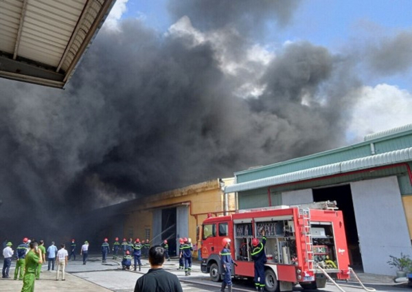 Cháy lớn tại xưởng in chứa nhiều hóa chất tại Hải Phòng -0