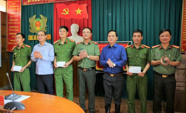 Công an tỉnh Nghệ An tiếp tục tăng cường nhân lực, vật chất hỗ trợ đồng bào bị lũ quét tại Kỳ Sơn -0