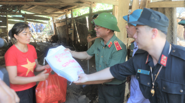 Công an tỉnh Nghệ An tiếp tục tăng cường nhân lực, vật chất hỗ trợ đồng bào bị lũ quét tại Kỳ Sơn -0