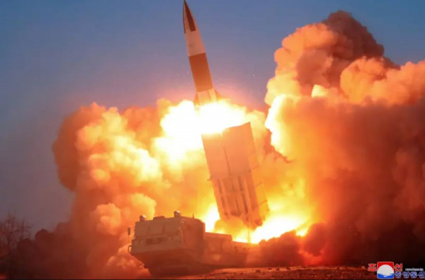 Nhật Bản ra cảnh báo hiếm vì nghi Triều Tiên phóng tên lửa -0